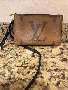 LOUIS VUITTON DOUBLE ZIP POCHETTE GIANT REVERSE MONOGRAM